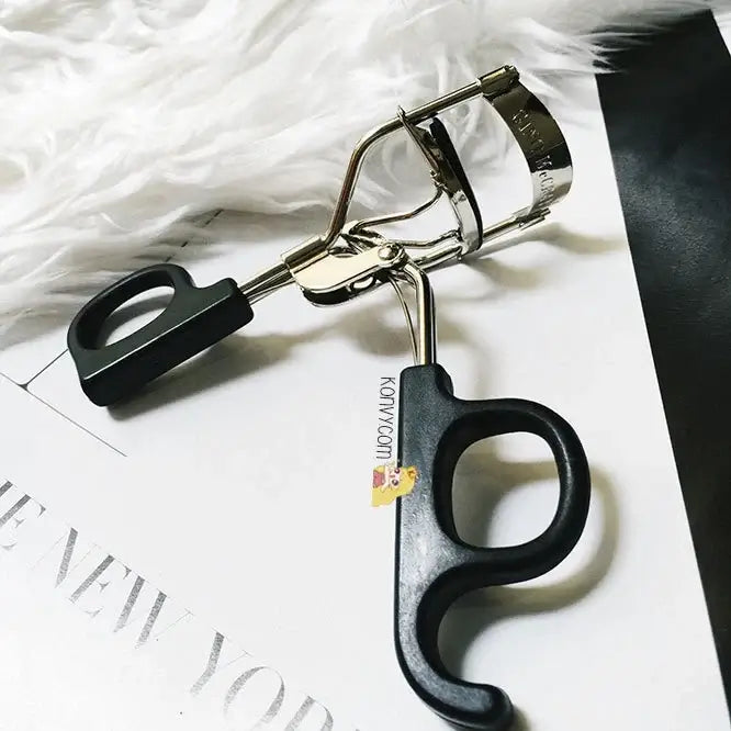 GINO McCRAY Eyelash Curler, a professional makeup tool for creating natural, long-lasting curls.