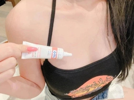Yanhee Pink Gel application on skin demonstrating gentle use for dark spot care and brightening effect