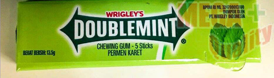 Close-up of Wrigley Doublemint Chewing Gum single pack 13.5g with peppermint leaves design.