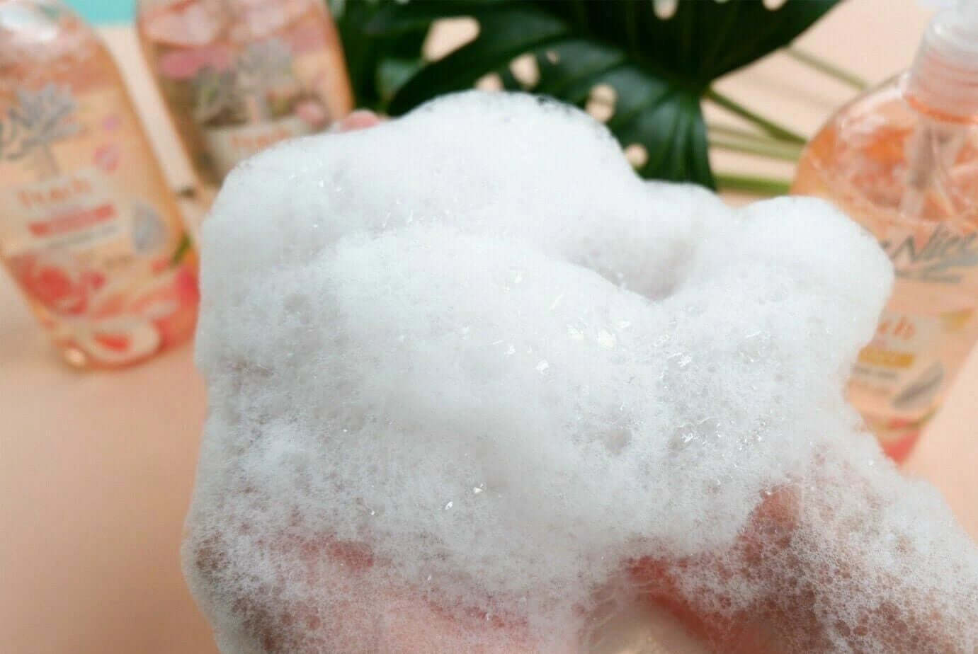 Benice Peach Shower Gel creating rich foam with peach notes for a refreshing and clean body wash experience.