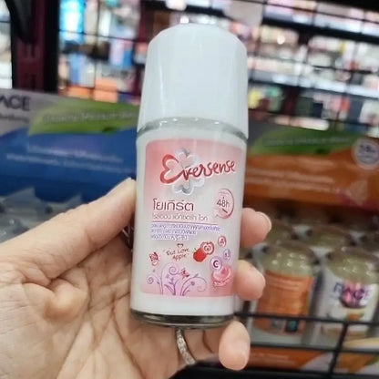 Eversense Yogurt Roll On Apple 45ml Hand Holding Product