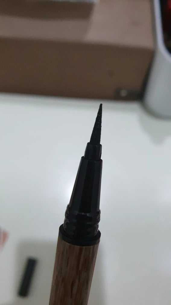 Sivanna Colors Eyeliner fine tip liquid eyeliner close up black precision line