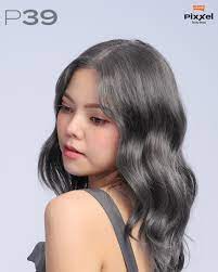 Woman with wavy silver-gray hair dyed using Lolane Pixxel P39 Intense Gray
