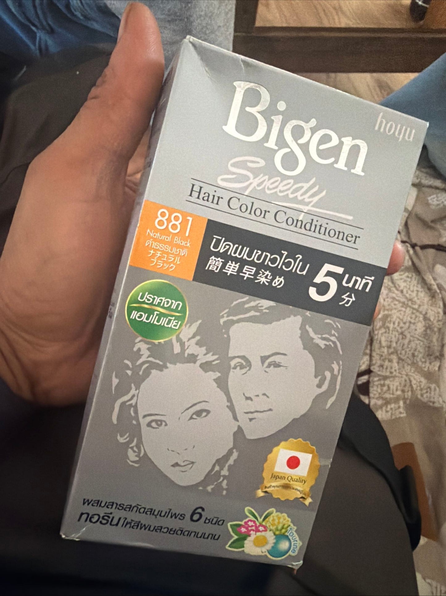 Bigen Speedy Hair Color Conditioner 881 Natural Black Dye packaging held in hand.