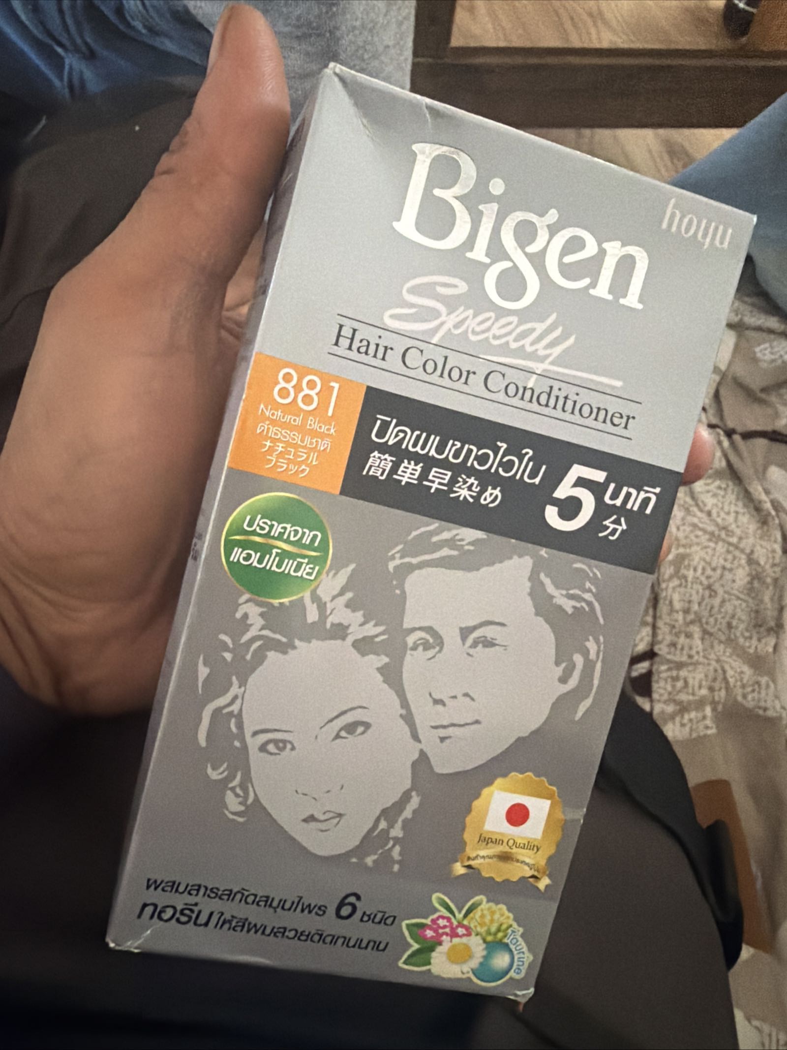 Bigen Speedy Hair Color Conditioner 881 Natural Black Dye packaging held in hand.