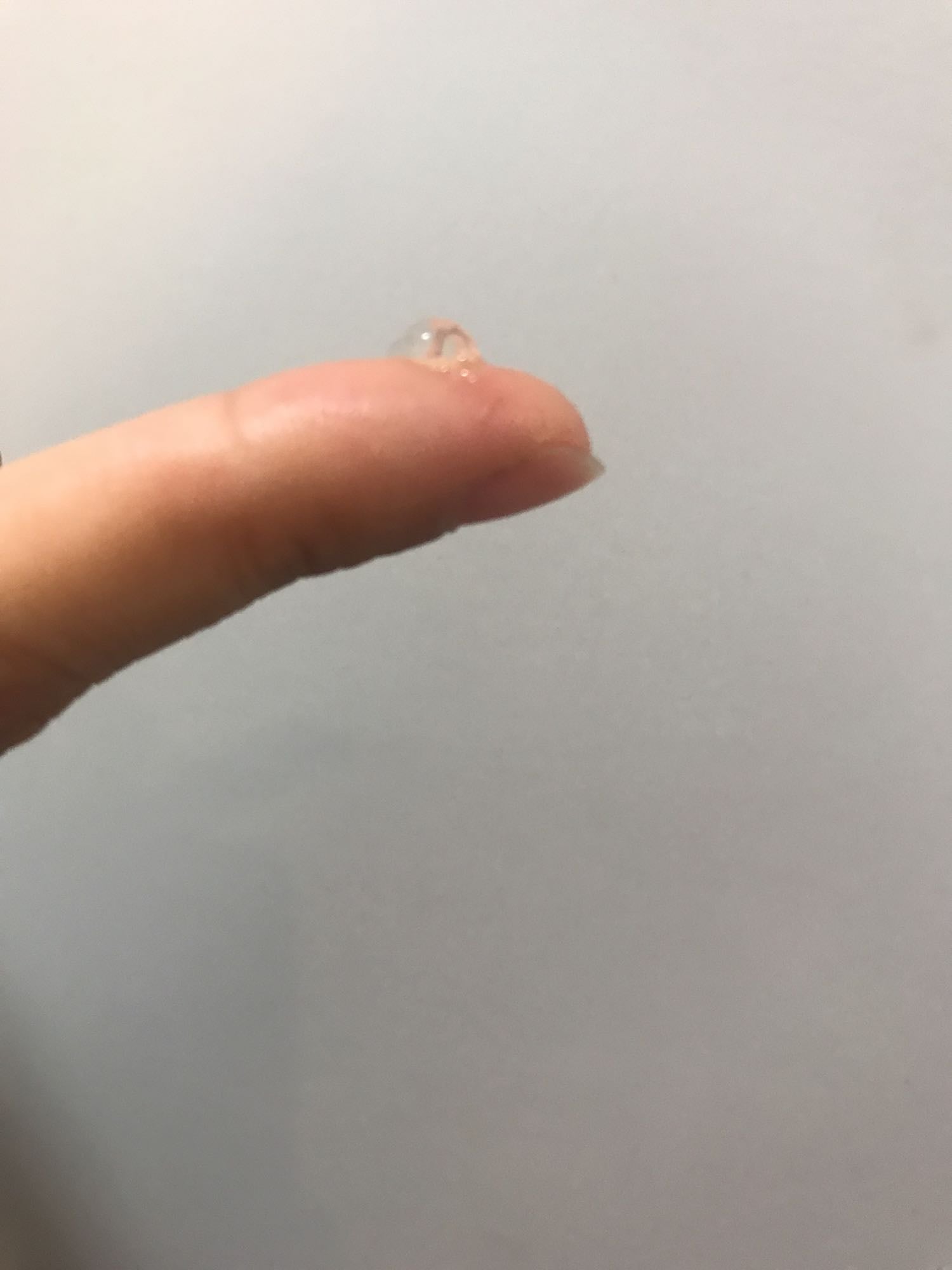 Hiruscar Silicone Pro Gel clear dab on fingertip demonstrating thin fast-drying texture