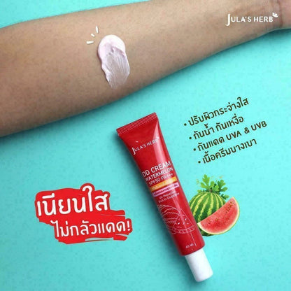 Jula Herb DD Cream Watermelon applied on skin to show creamy texture and brightening effect  5️⃣ ภาพหลอดสินค้าถ่ายใกล้ชิดในมือ