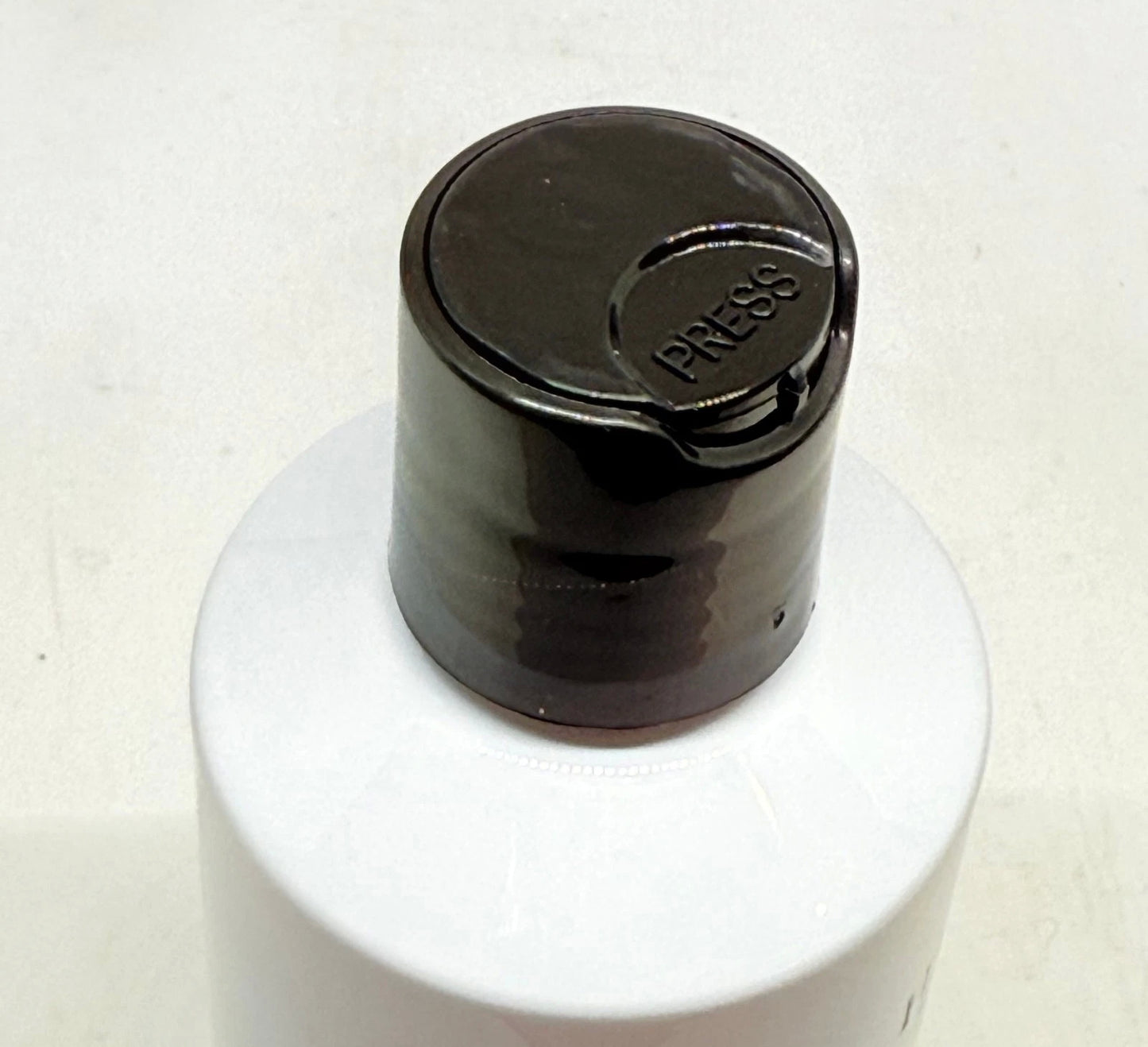 KHUNMAI Hair Fall Shampoo black flip cap close up