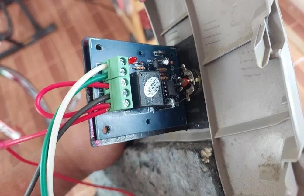 Windshield Wiper Timer connected to car wiring showing 12VDC relay operation