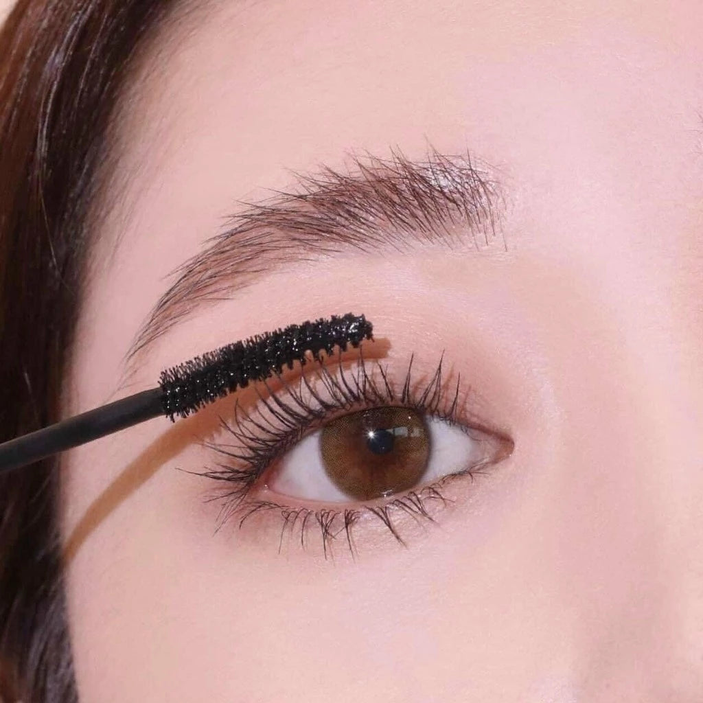 Sivanna Super Model Mascara application on eyelashes close up