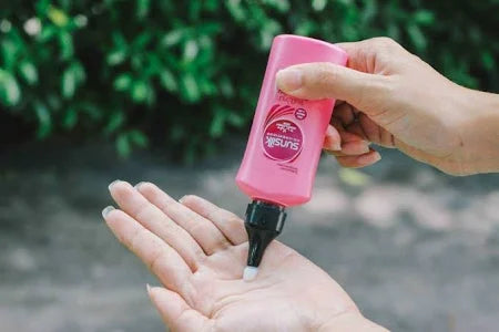 Applying Sunsilk Leave On Treatment Keratin Yoghurt Hair Moisturizer Cream onto palm for soft frizz-free hair