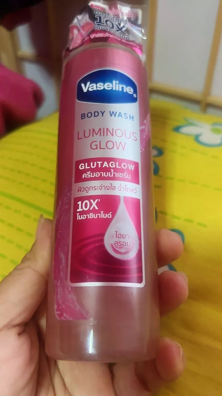 Vaseline Luminous Glow Body Wash with Glutaglow serum, showcasing a radiant and dewy finish for healthy skin.