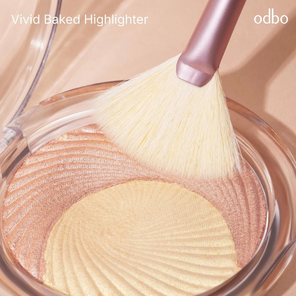 Odbo Vivid Baked Highlighter applied with a fan brush on smooth powder texture